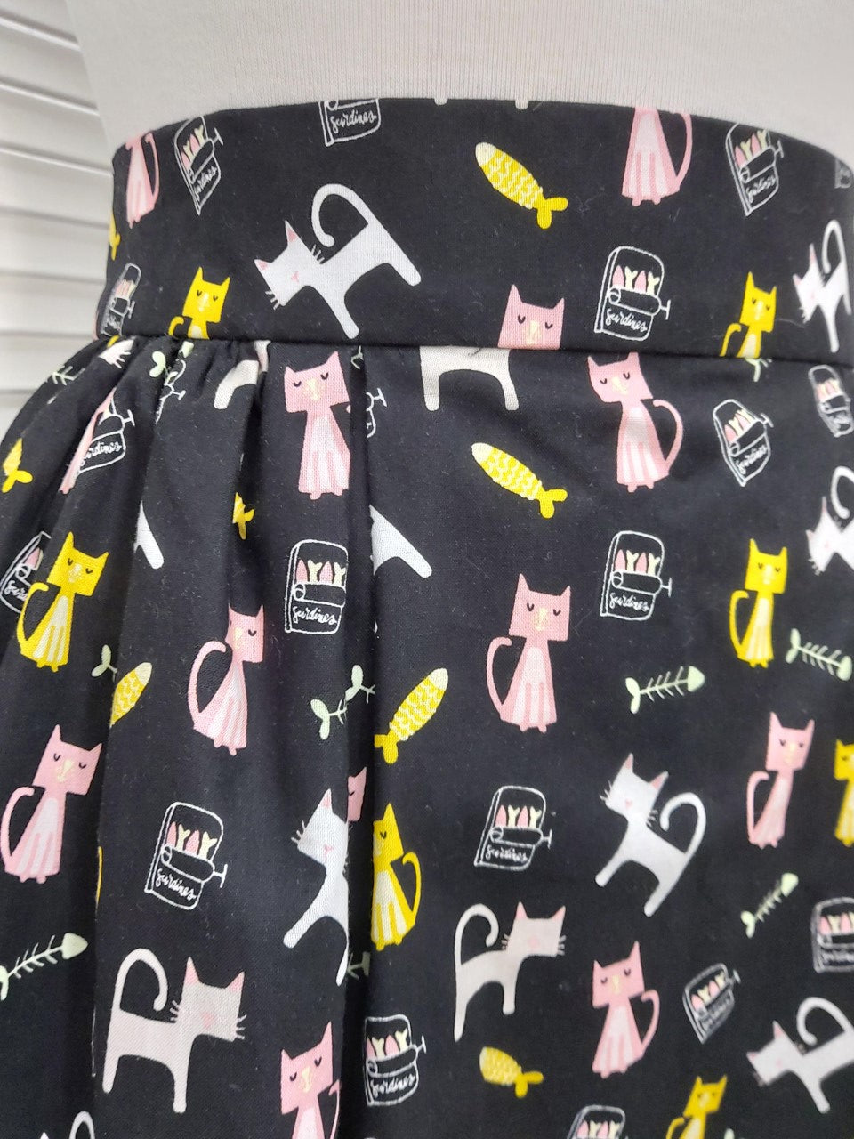Purrfectly Playful: Kitten Lunchtime Print Skirt in Black
