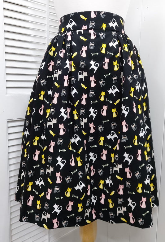 Purrfectly Playful: Kitten Lunchtime Print Skirt in Black